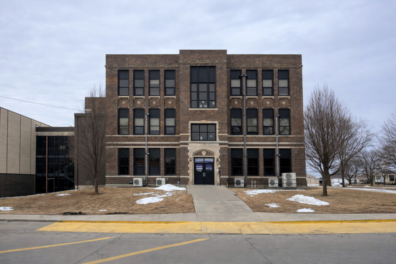Front view of SCC HS in Lake City, Iowa. 